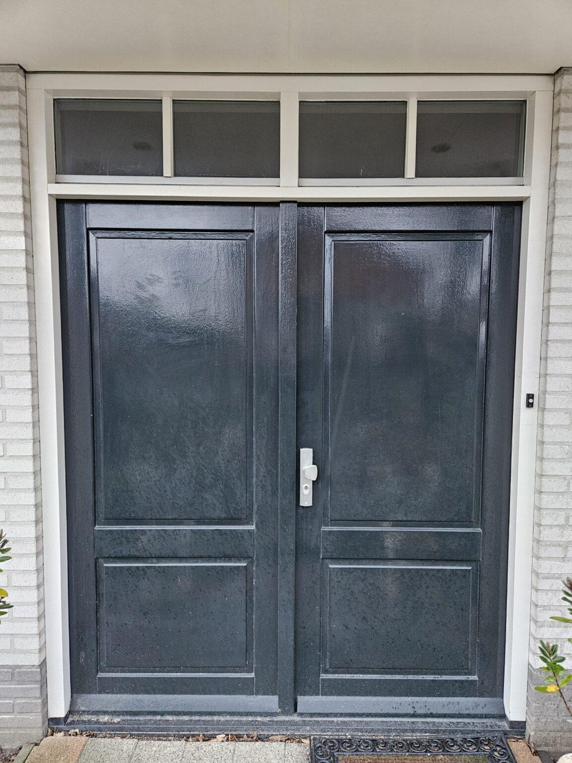 Ons portfolio: een voordeur van onze cliënt die gerepliceerd moet worden.