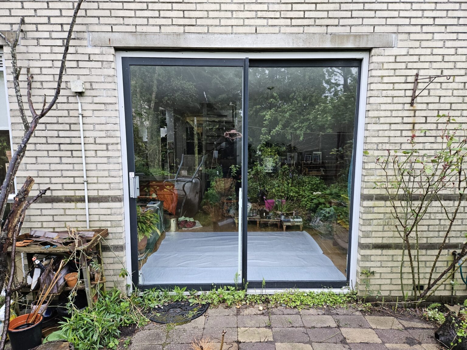 De foto van de buitendeur van cliënt vóór de transformatie.