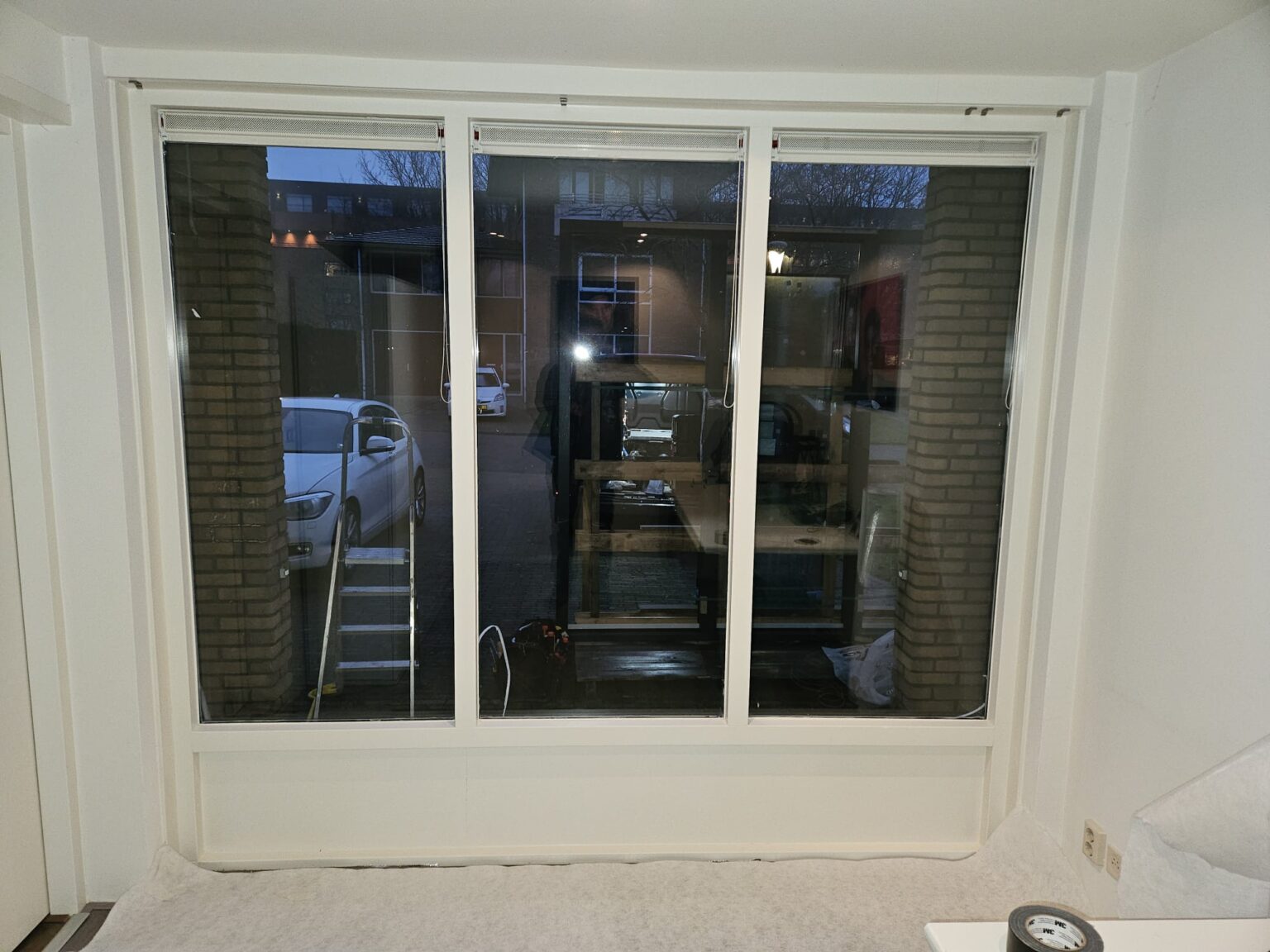 Een verouderd raamkozijn vóór de vervanging door De Houten Kozijnen Specialist.