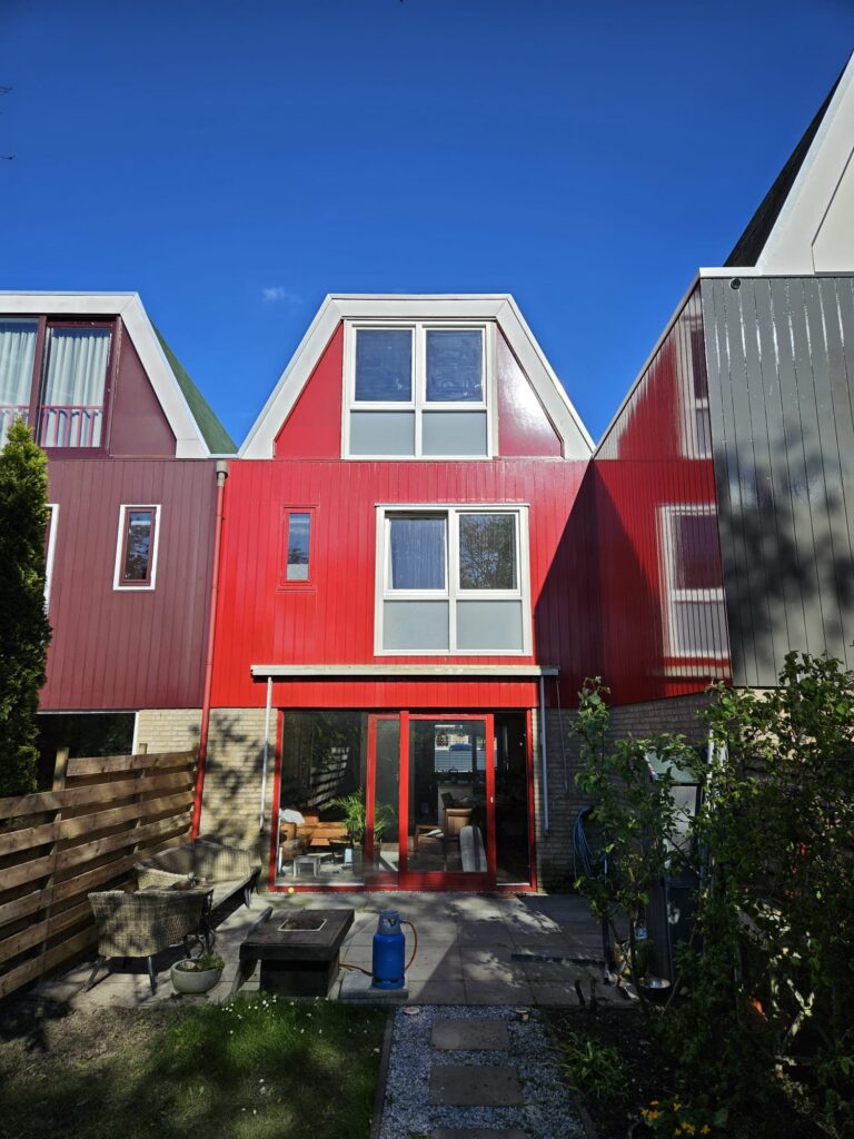 Ons portfolio: De vervanging van twee raamkozijnen, het prachtige eindresultaat passend bij de huisstijl.