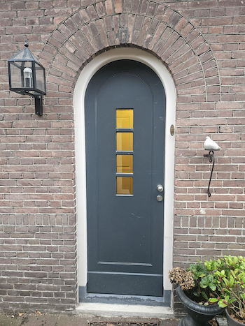 Uniek design van een deur en kozijn. Een rond model in een boogvorm. 