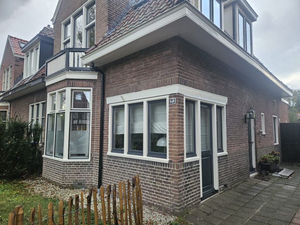 Zijgevel met stijlvolle kozijnen.