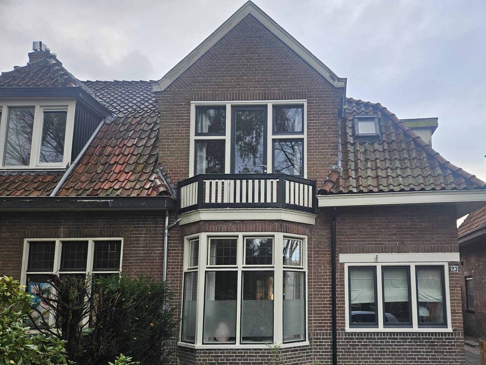 Transformatie van kozijnen zowel voorkant van het huis als achterkant van het huis.