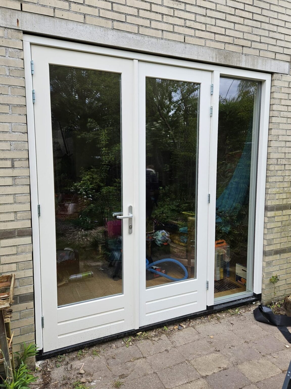 Ons portfolio: Een veilige en duurzame buitendeur met een nieuw kozijn. De deur heeft een zijlicht voor extra lichtinval.