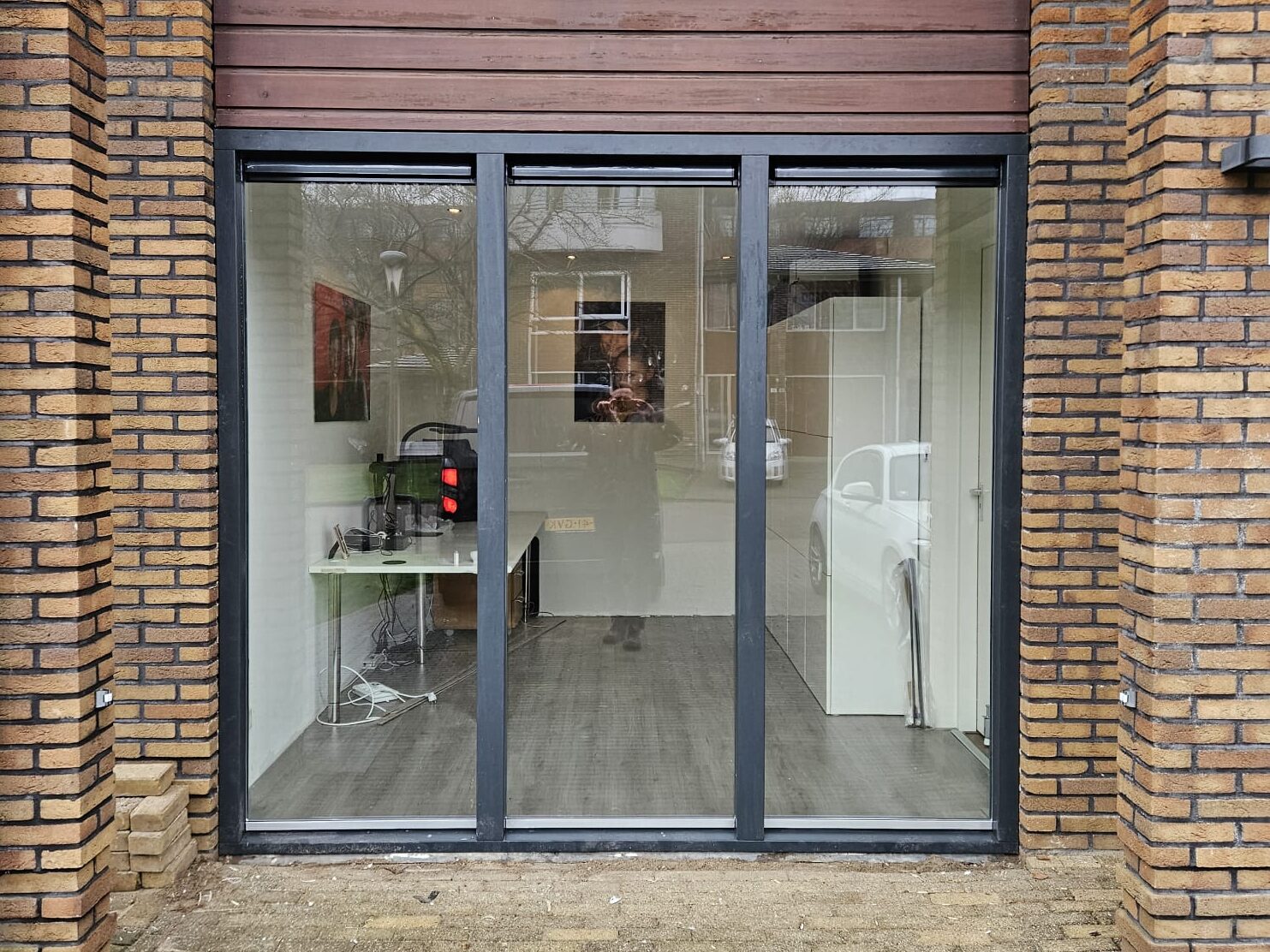 Ons portfolio: Kozijn vervangen voor een strak en modern model voor meer lichtinval. (buitenkant)