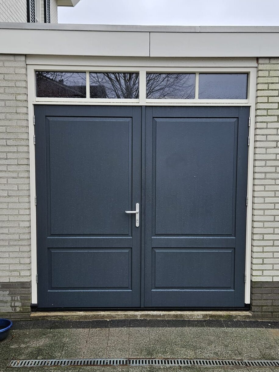 Ons portfolio: De garagedeur in de stijl van de voordeur getransformeerd, een prachtig resultaat!