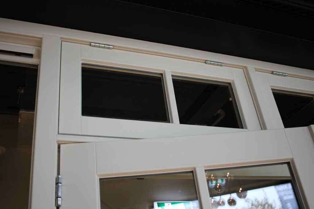 Een uitzetraam met roedes - Vind inspiratie in ons draaiboek voor alle stijlen kozijnen en deuren!