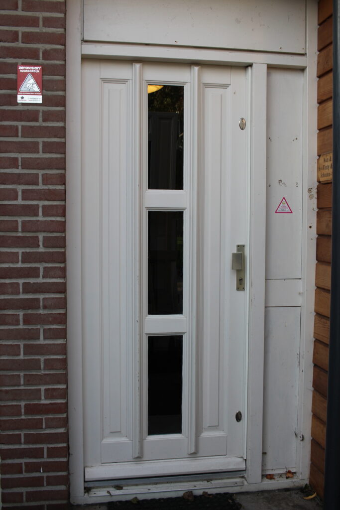 Oude deur die toe is aan vervanging.