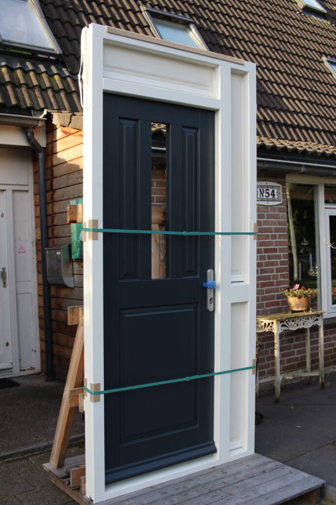 Nieuw geleverde deur voor plaatsing.