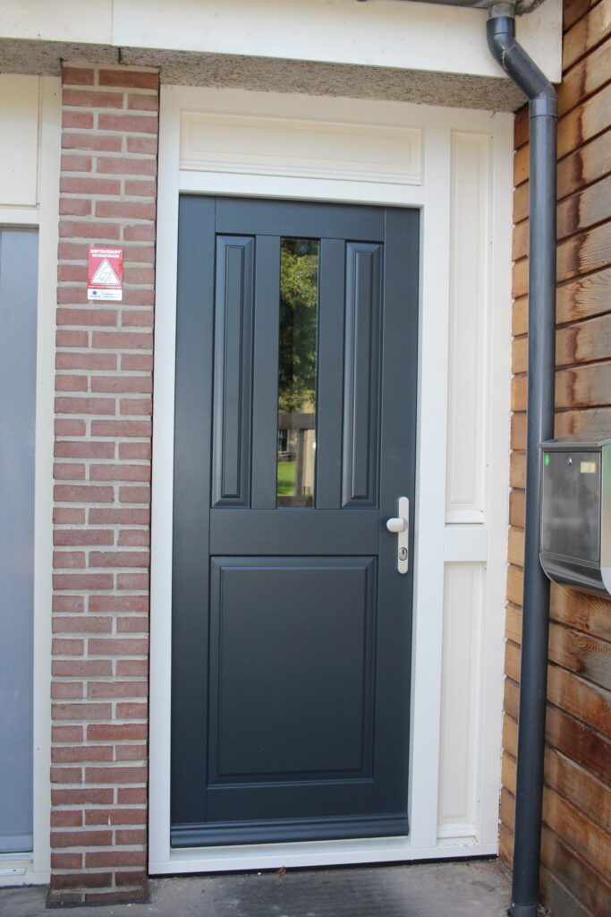 De nieuwe deur na plaatsing. Strak en nieuw design op basis van een foto aangeleverd door de klant.