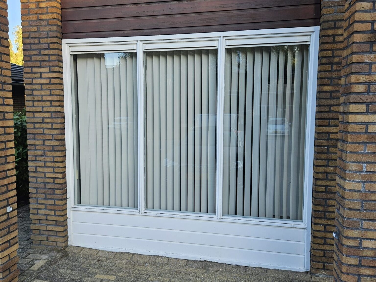 Ons portfolio: Een verouderd raamkozijn voor de vervanging aan de buitenkant.